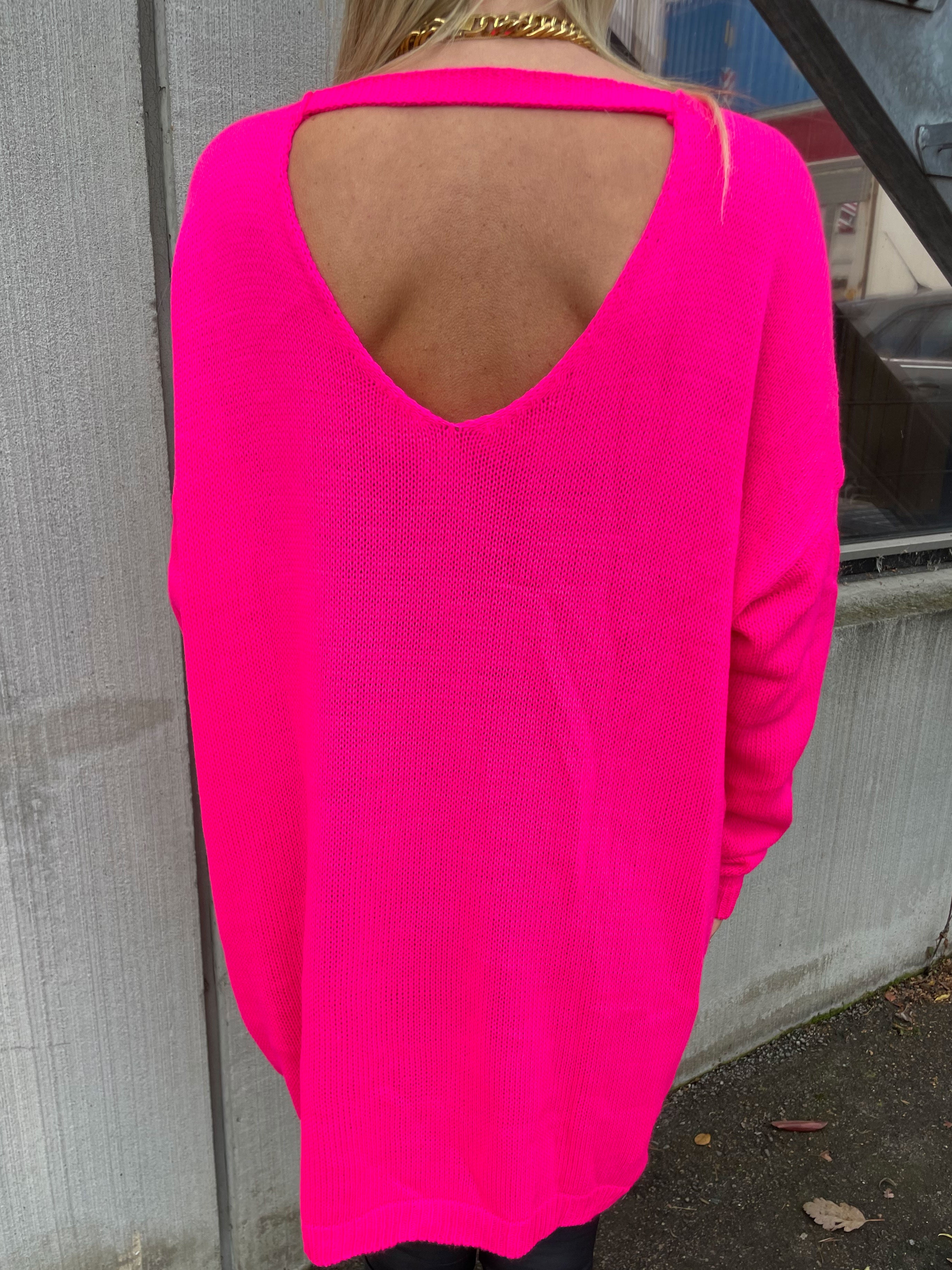 Stella - Simpel strikkjole med dyb ryg